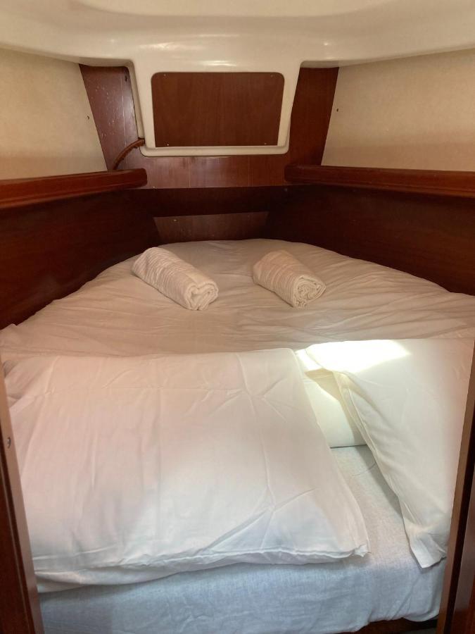 Sea Bloom - Sleep & Sail In Tejo Hotell Lisboa Exteriör bild